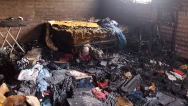 Piden donaciones para una joven familia de Roca que perdió todo en un incendio de su vivienda. (Foto gentileza)