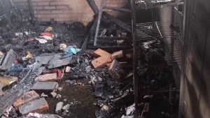 Piden donaciones para una joven familia de Roca que perdió todo en un incendio