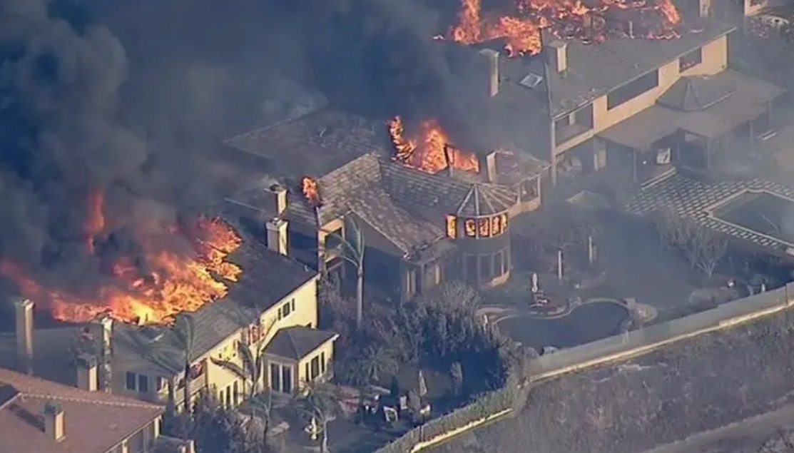 Así se quemaban las mansiones de Laguna Niguel, en California. 