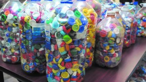 Scouts de Roca recolectan tapitas para formar una Flor de Lis y donarlas al Garrahan