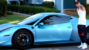 Por qué Ferrari no le venderá más sus autos a Justin Bieber