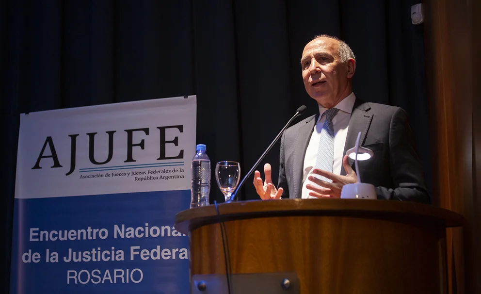 Ricardo Lorenzetti, juez de la Corte Suprema, expuso en un encuentro de funcionarios judiciales en Rosario.
