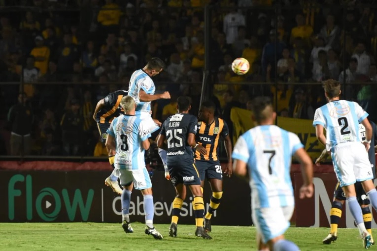 El cabezazo de Malacarne significó uno de los goles de Sol de Mayo a Central. Fue 2 a 2 y después clasificación en los penales en 2019. 