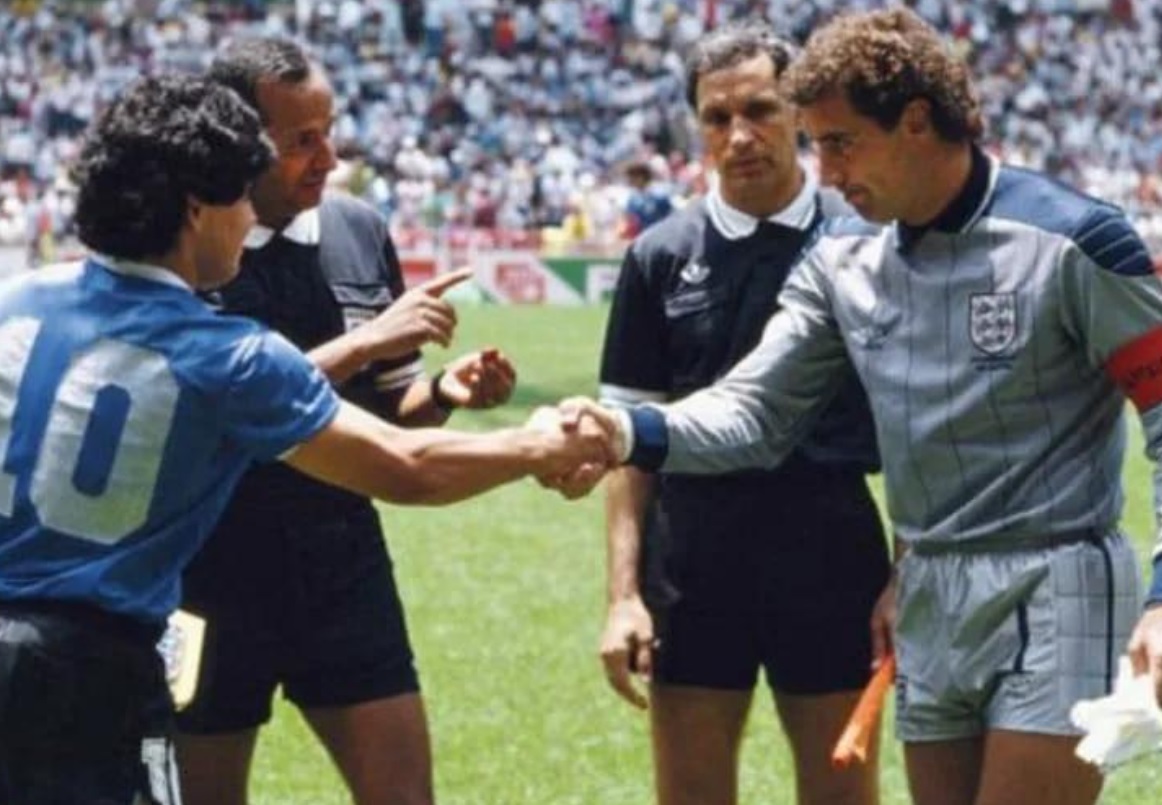 Maradona y Shilton en el sorteo del partido de cuartos de final de México 86'. Argentina le ganó a Inglaterra 2 a 1 con dos tantos de Diego. 