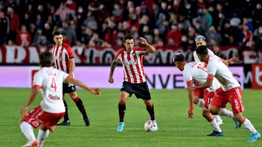 Emanuel Más, lateral izquierdo de Estudiantes en el duelo contra Argentinos Juniors. Foto: prensa Estudiantes 