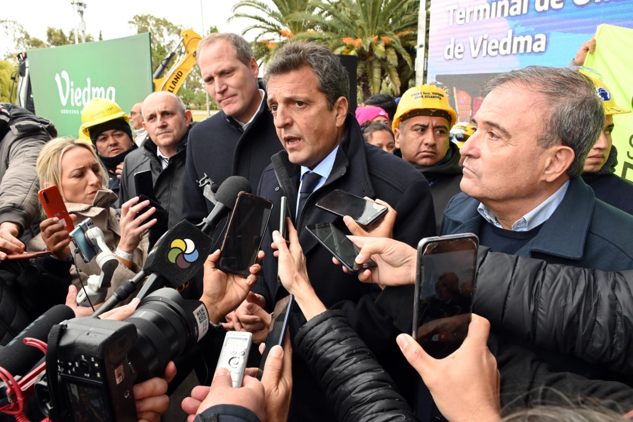 Massa participó del acto oficial de la inauguración de las obras en la Terminal de Ómnibus de Viedma. Foto: Marcelo Ochoa.