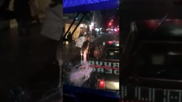 Un conductor le pegó 13 barretazos al parabrisas de un colectivo en Recoleta.