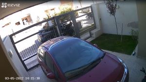 Motochorros atemorizan a Terrazas del Neuquén: roban a una mujer cuando baja del auto