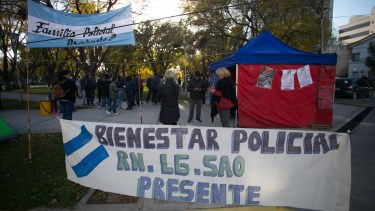 Familiares de policías volvieron al acampe en la plaza San Martín de Viedma. Foto Pablo Leguizamón.