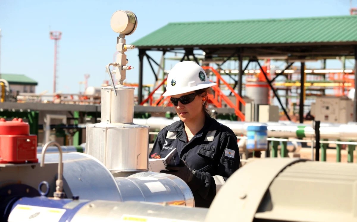 Las mujeres no cubren ni el 20% de los empleos en la industria petrolera. Foto archivo.