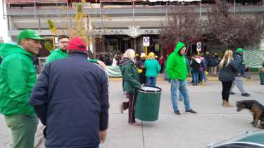 Trabajadores del municipio lograron que se reconozca una deuda salarial y levantaron la protesta. (Foto Pablo Accinelli)