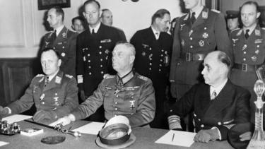 La firma de la rendición de Alemania nazi. 