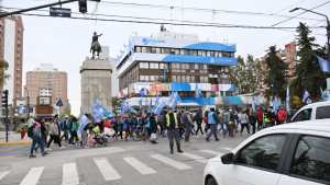 Barrios de Pie marchó por el centro de Neuquén en contra del ajuste sobre los planes sociales
