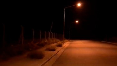 Jóvenes que juegan en el gimnasio El Escondido tienen que recorrer 300 metros de oscuridad en un descampado hasta llegar al mismo. Foto: Captura de vídeo de @CaroMagnalardo