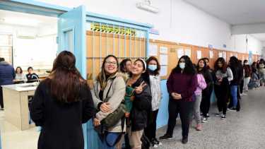 Filas para votar en la elección de autoridades y consejeros de la UNCo. Foto: Matías Subat