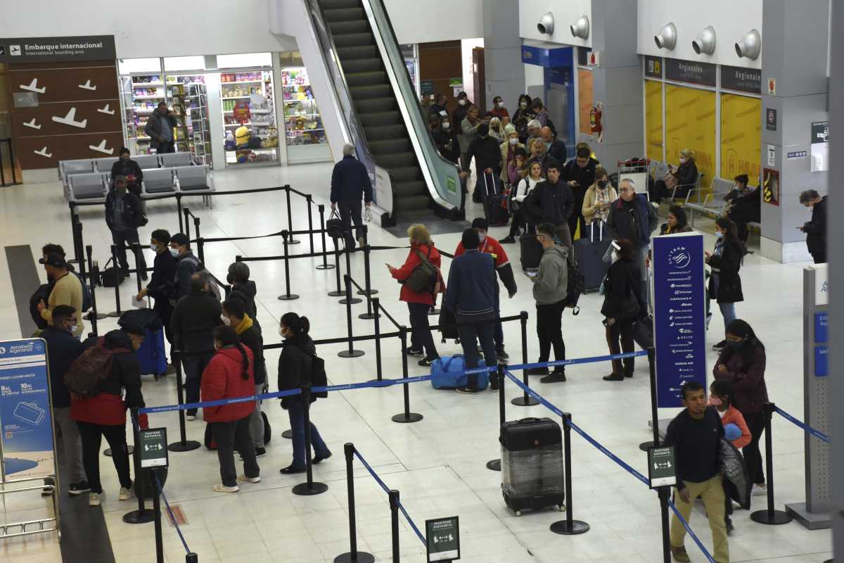 La tasa aeroportuaria es uno de los ítems que se cobran en los boletos de avión. En Neuquén pasó de 750 a 2250 pesos. (Foto archivo Matías Subat).-