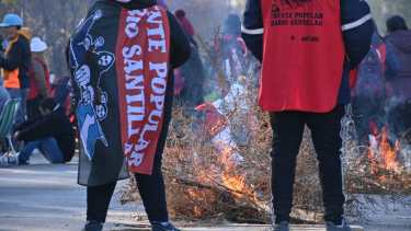 Se bloquea el paso por el Tercer Puente que une Cipolletti con Neuquén. Foto: Florencia Salto
