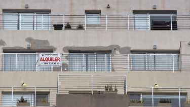 En Neuquén convocan a manifestarse por la ley de alquileres, a las 15, en el monumento. (Foto archivo Matías Subat).-