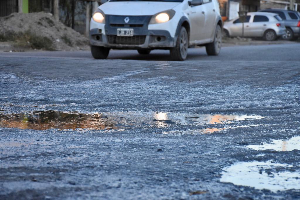 El agua acumulada en las calles, ocasiona inconvenientes con las bajas temperaturas. Foto: Matías SUbat.