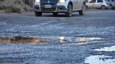 El agua acumulada en las calles, ocasiona inconvenientes con las bajas temperaturas. Foto: Matías SUbat.