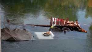 Video: así se arrojaban al río Neuquén para robar la carga del camión que cayó del Tercer Puente