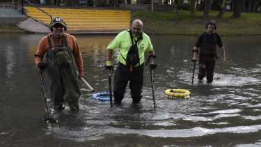 Los buscadores de tesoros recorriendo un brazo del río Limay en Neuquén. Foto: Yamil Regules. 