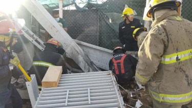 El pilar de hormigón cedió y aplastó al operario. Foto: Gentileza