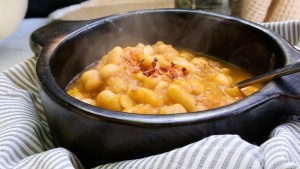 Guiso de garbanzos, porotos blancos y carne de cerdo