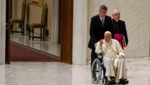 El papa Francisco empezó a usar silla de ruedas para no tener que suspender su agenda