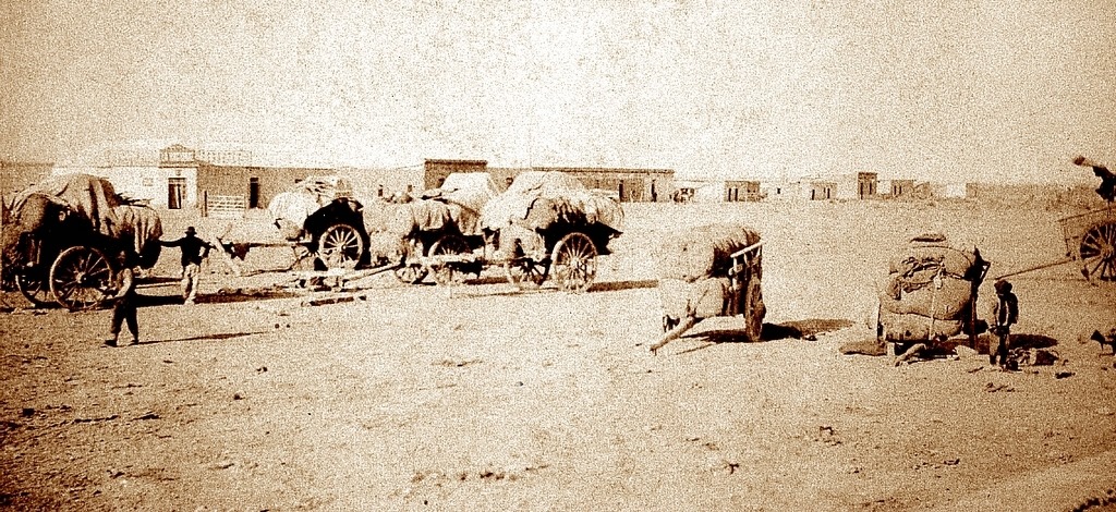 Paraje Confluencia, apenas unas pocas viviendas precarias y la inmensidad del desierto. (FOTO: Archivo Histórico Municipal)
