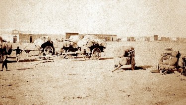 Paraje Confluencia, apenas unas pocas viviendas precarias y la inmensidad del desierto. (FOTO: Archivo Histórico Municipal)