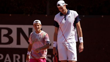 Schwartzman, Isner y la gran diferencia de altura de una dupla que va por el título. 