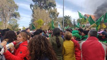 Tensos momentos se vivieron entre las dos delegaciones gremilaes. Foto: gentileza.