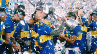 Darío Benedetto besa el trofeo de campeón de la Copa de la Liga Profesional. 