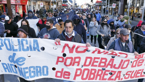 Policías marcharon para reclamar sueldos dignos en Bariloche