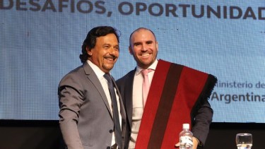 El ministro de Economía sonríe junto al gobernador salteño