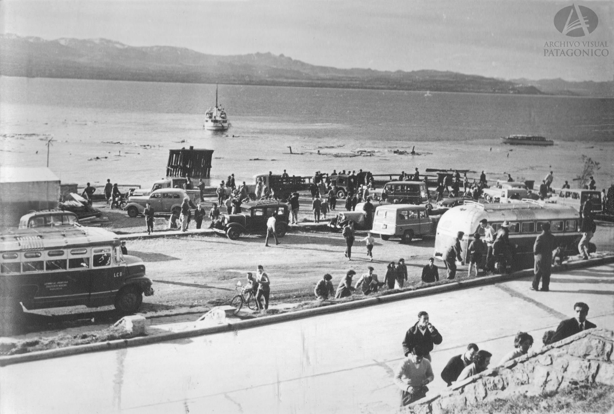 Los restos del muelle en la costa del lago Nahuel Huapi en Bariloche, luego del terremoto que provocó el lagomoto. Foto: Archivo Visual Patagónico