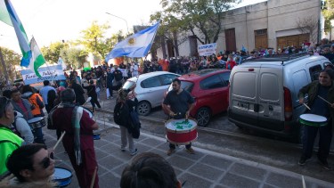 Hospitalarios y policias trasladaron su reclamo frente al edificio de los bloques legislativos. Foto: Pablo Leguizamón.