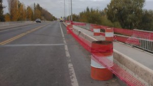 Habilitaron el tránsito en el Tercer Puente, donde desbarrancó el camión al río Neuquén