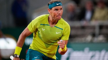 Rafael Nadal se quedó con un maratónico partido y sigue con vida para buscar su título 14 en Roland Garros. Fotos: AP