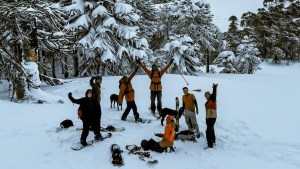 Esquiar en otoño en Villa Pehuenia Moquehue: «Abrí la ventana y no podía creer tanta nieve»