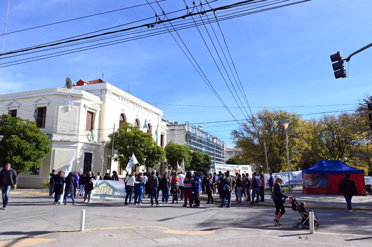 Hospitalarios, policías retirados y dirigetnes de UPCN convergieron frente a la Casa de Gobierno. Foto: Marcelo Ochoa. 