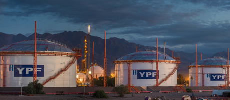 La refinería de YPF de Mendoza comenzará a recibir parte del petróleo que procesa en camiones.