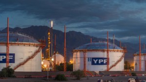YPF llevará petróleo en camiones hasta la refinería de Mendoza