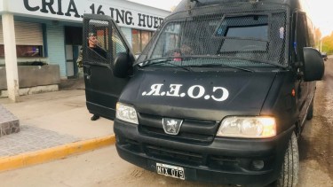 Efectivos del COER refuerzan los operativos de control en las calles de Huergo. (Foto Néstor Salas)