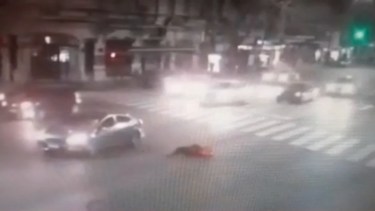 Gómez pasó delante de los coches que avanzaban tras el cambio de semáforo, cuando la embistió un automóvil Kia Cerato, conducido por Rinaldi. 