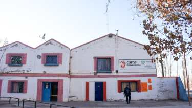 Personal de la policía llegó hasta el edificio del CEM 150, en la sede del Deportivo Roca, tras la amenaza telefónica. (foto: Juan Thomes)