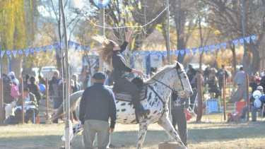 María Emilia Soria inauguró los juegos camperos y destrezas criollas en el Día de la Revolución. Fotos: gentileza Municipio de Roca