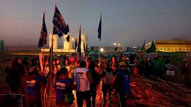 ATE corta la Ruta Nacional 22 a la altura de Allen y Cipolletti. Foto: Cesar Izza