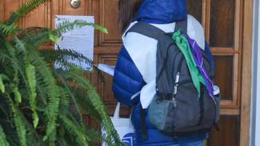 A 50 días de haberse realizado el Censo 2022, quienes trabajaron en el relevamiento no percibieron sus pagos. Foto Juan Thomes.